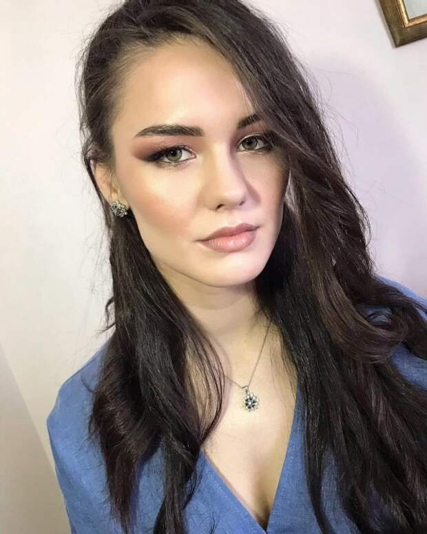 Александра Ситникова в синей кофте