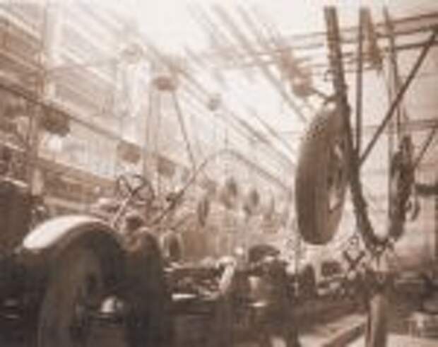 Главный конвейер Московского автозавода им. Сталина. 30-е гг.