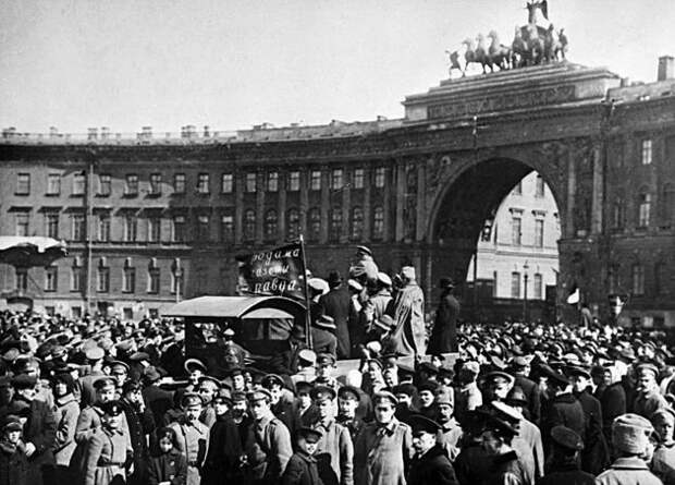 Продажа газеты «Правда» во время митинга, организованного большевиками на Дворцовой площади Петрограда / Мультимедиа арт музей, Москва