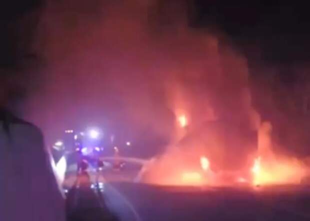 Жесть: ночью вспыхнула и сгорела фура на трассе к Сочи – реверсивное движение