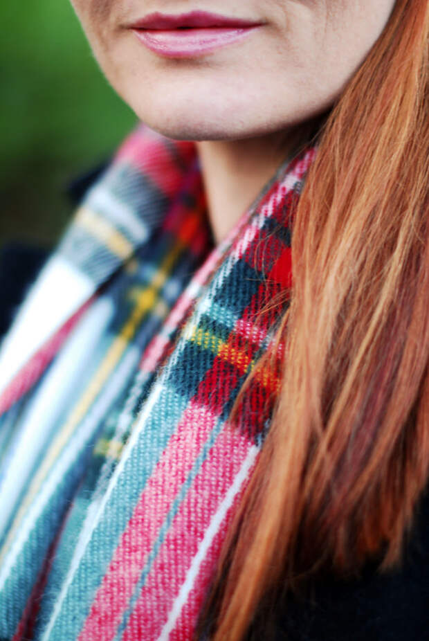 Plaid scarf detail