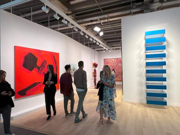 Вид экспозиции стенда Gagosian. Слева: Andy Warhol. Hammer & Sickle, 1976. $8,5 млн. Справа: Donald Judd. Без названия, 1989