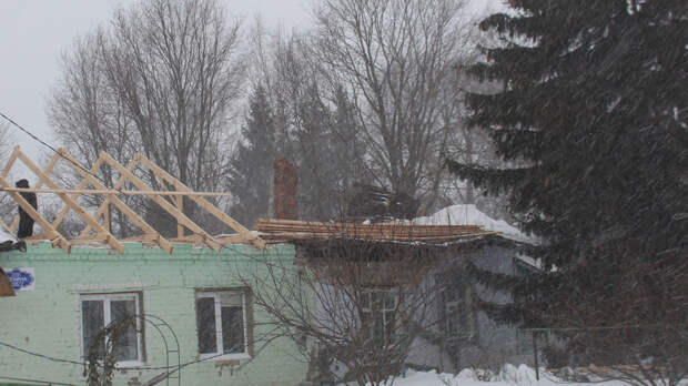 Крыша дома обрушилась из-за снега в Рязанской области