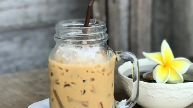 Диетолог предупредила о возможном вреде употребления айс-кофе в жару