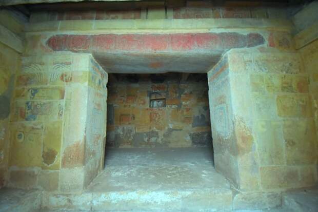 В Мексике «восстала из-под земли» древняя гробница