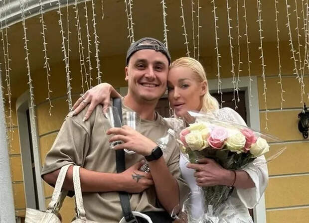 Анастасия Волочкова встретила 2026-й в объятиях загадочного мужчины