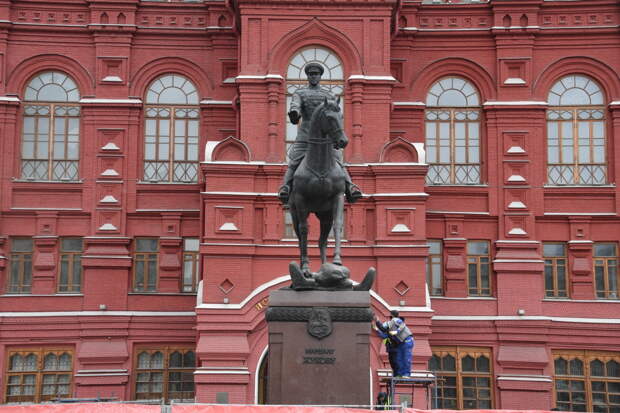На памятник маршалу Жукову в Москве нанесли аббревиатуру ГУР