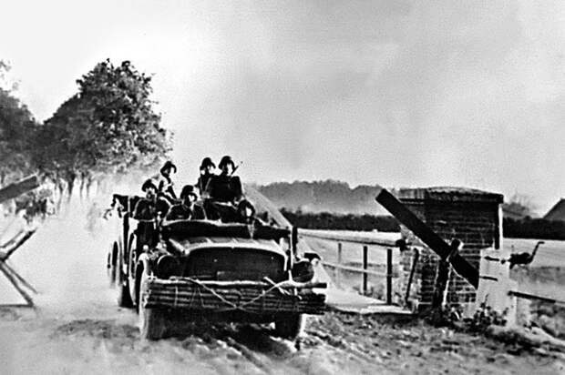 Немецкие войска переходят советскую границу (1941 год). Фото: ТАСС