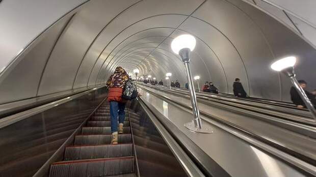 Петербуржцев предупредили об ограничениях на станции метро «Приморская»