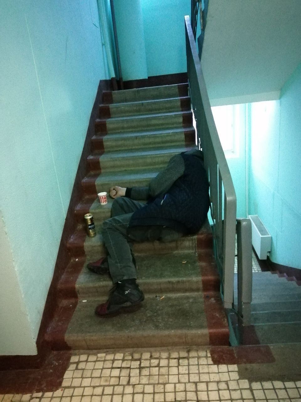 В подъезде дома на Бестужевых снова поселился бродяга