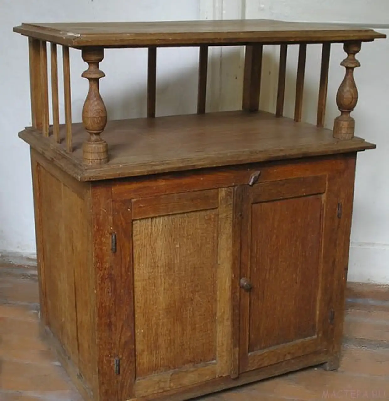 Старинная реставрация. Старая мебель. Старая деревянная мебель. Старая тумбочка. Старинная мебель из дерева.