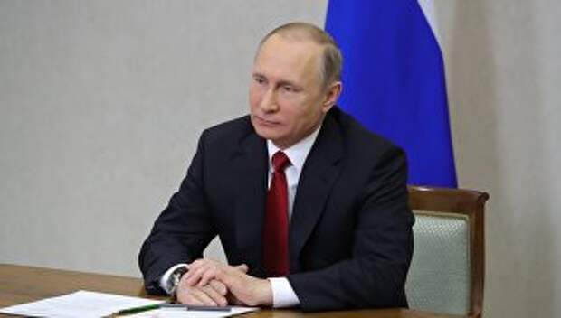 Президент РФ Владимир Путин принимает. Архивное фото