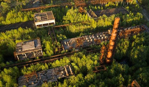 Недостроенный и заросший зеленью нефтеперерабатывающий завод в Ленинградской области в мире, дома, заброшенный, красота, памятник, россия, фото