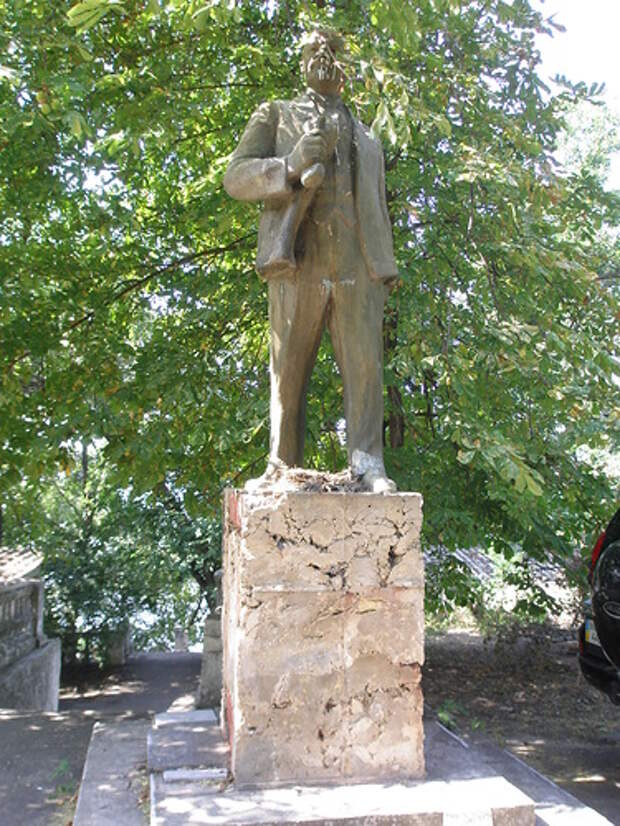 В Николаеве частник отказывается сносить памятник Ленину