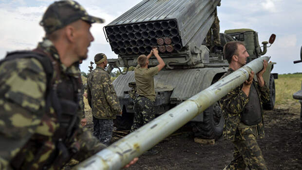 Солдаты украинской армии заряжают ракетно-пусковую установку Град в Луганской области. Архивное фото