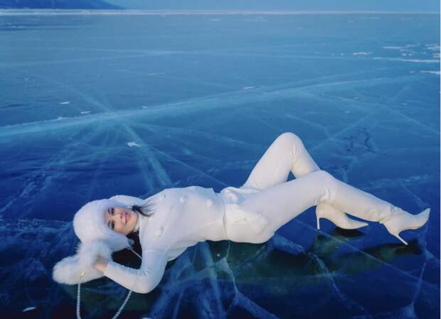 Оксана Фёдорова позировала на льду Байкала в обтягивающем белом костюме