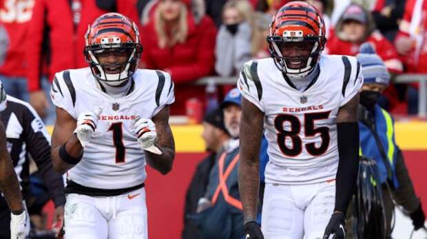 WATCH: Ja'Marr Chase, Tee Higgins Have Sideline Chat About Hot Dogs