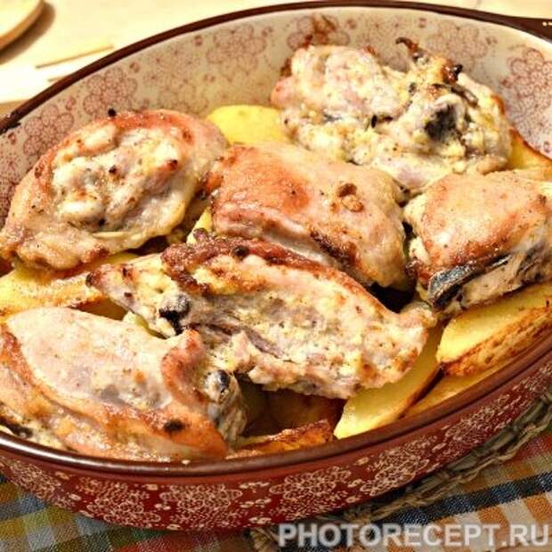 Картофель, запеченный с куриными бедрами в духовке - рецепт с фото