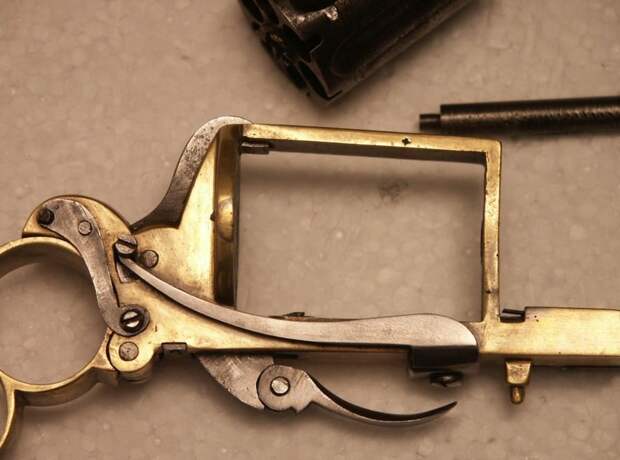 Revolver knuckle dagger (Apache)