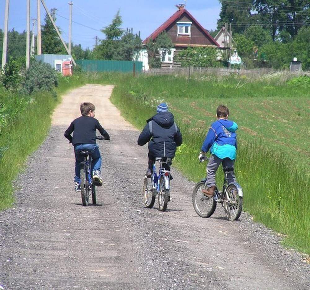 Дети на велосипедах в деревне фото