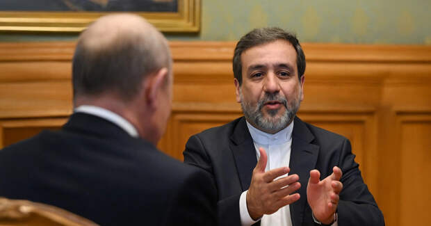 Аракчи прилетел в Россию на борту с хэштегом "Минаб 168"