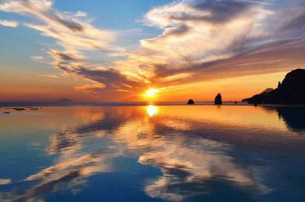 Самый южный из островов архипелага, лежащий в 25 км от побережья Сицилии. Самый южный из островов архипелага, лежащий в 25 км от побережья Сицилии.