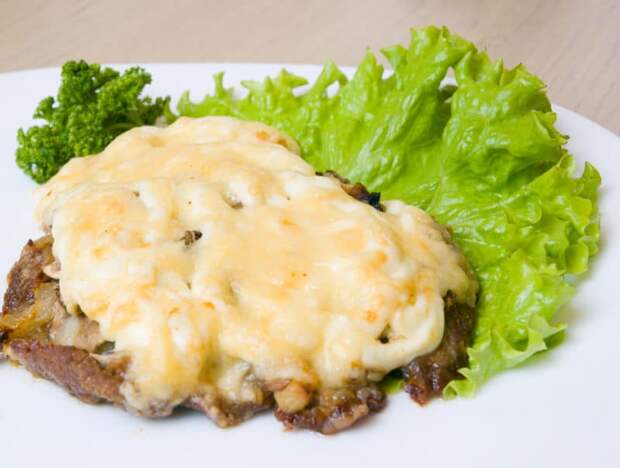 Отбивная с грибами и сыром