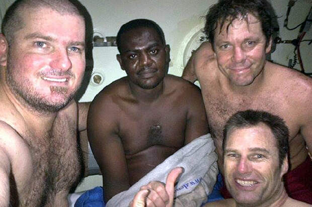 Окене (второй слева) позирует в декомпрессионной камере вместе с командой DCN Diving.