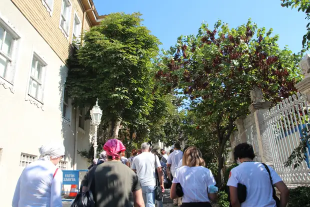 Пешеходная улочка Сагукчешме к северу от Собора Пешеходная улочка Сагукчешме к северу от Собора