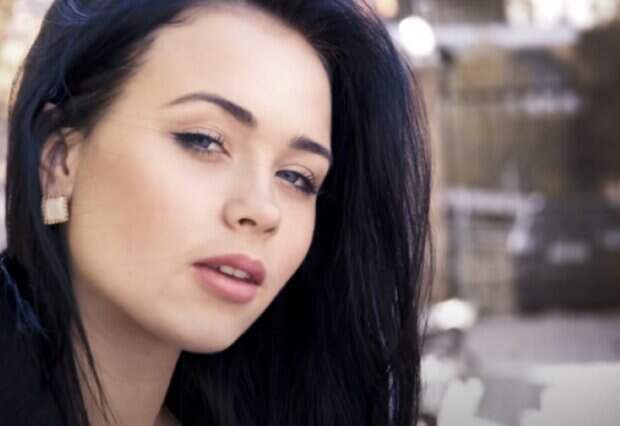 Женька из "Сватов" сразила сеть изящными формами: ноги до ушей