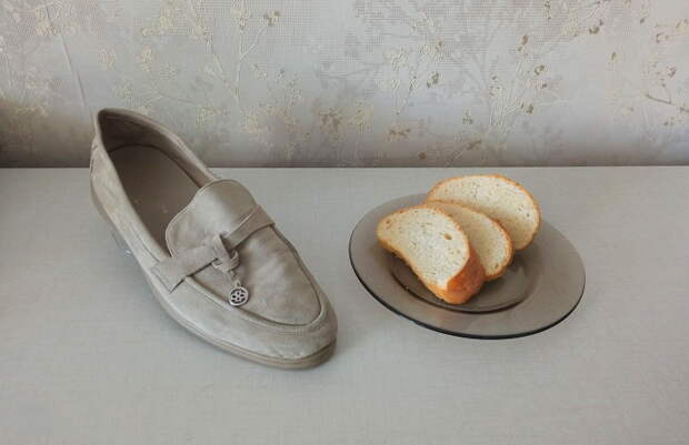 Хлебная корочка и мякиш помогают вывести грязь с замшевой обуви / Фото: novate.ru
