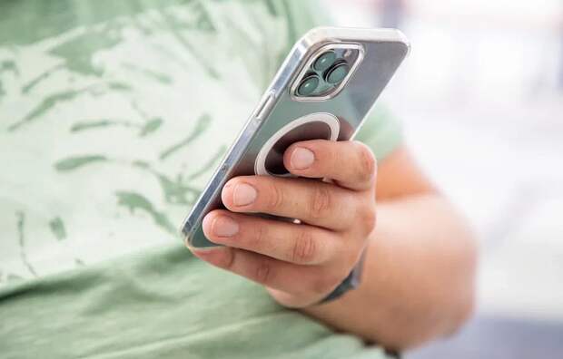 Новомосковец купил мобильный номер и получил доступ к банковской карте умершего