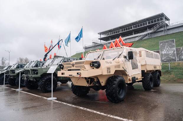 Новые тактические транспортеры "Пластун" показали в Подмосковье