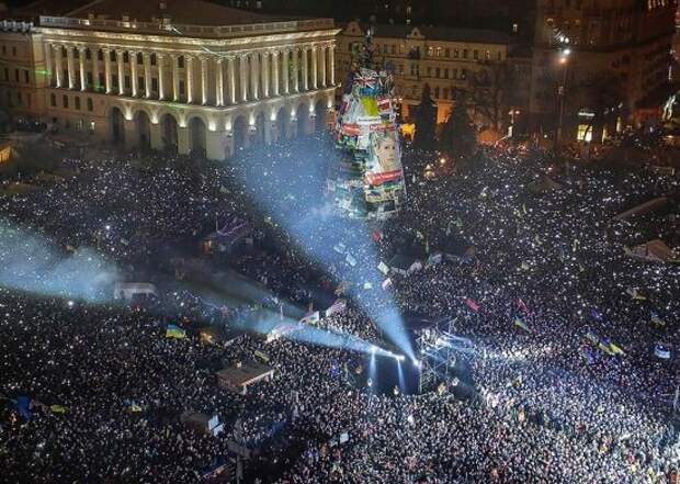 У Украины два выхода из сложившейся ситуации, одних из них – война России и Запада на своей территории