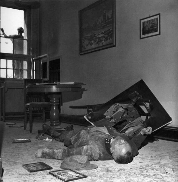 Командир батальона Фольксштурма покончивший с собой в ратуше Лейпцига, Германия.18 апреля 1945 года. история, люди, мир, фото