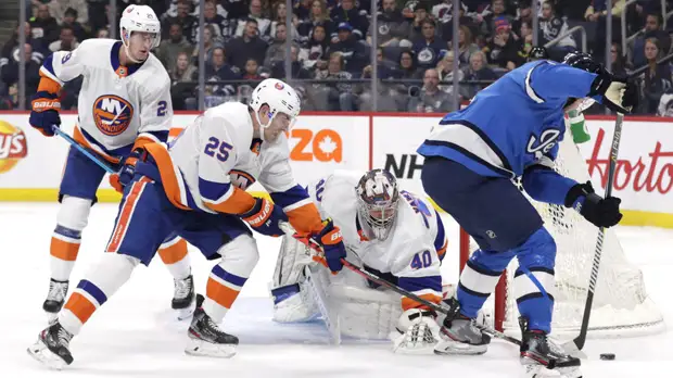 «Айлендерс» одолел «Виннипег» в НХЛ, Варламов отразил 32 броска