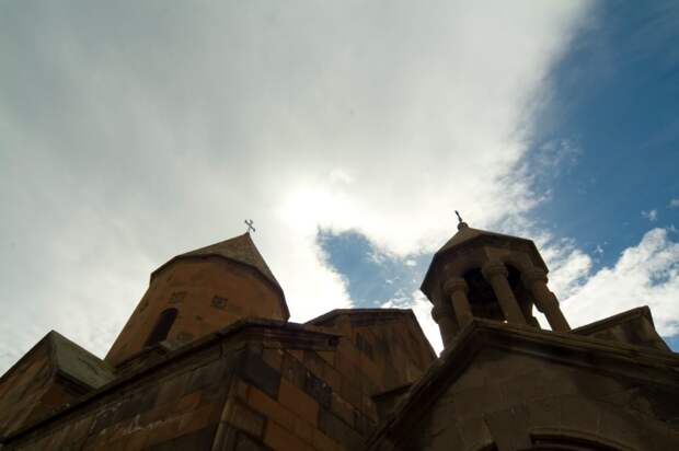 В Армении начались нападки на веру: Власти взялись за священников, забыв о своей же конституции