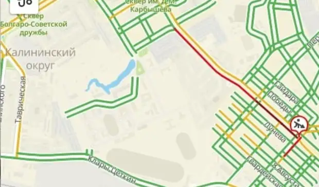 Недалеко от центра Тюмени на улице Лунева ведется ремонт, машины стоят в пробке