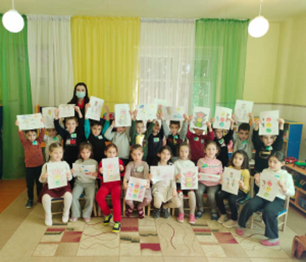 В Северной Осетии сотрудники Госавтоинспекции Ардонского района провели профилактическое мероприятие «Светлячок» с воспитанники детского сада «Сказка»