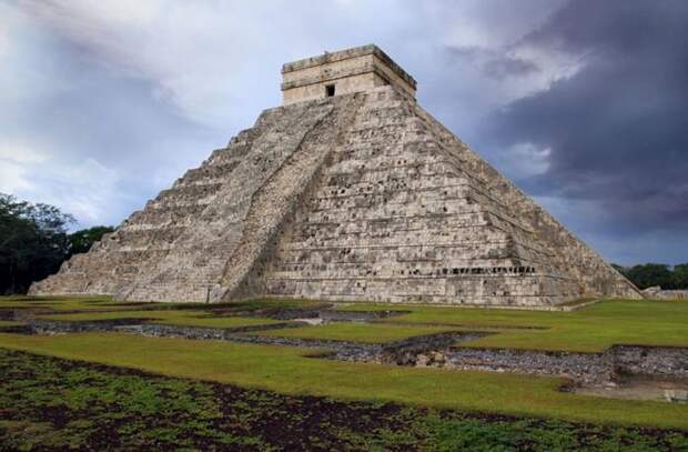 Кукулькана, Юкатан Город Чичен-Ица является одним из городов майя. Предположительно, он был основан в VII в.н.э. В нем сохранилось несколько крупных архитектурных памятников майя, включая храм Кукулькана. Он представляет собой 9-ступенчатую пирамиду высотой 24 метра. К вершине храма ведут четыре лестницы, каждая из которых состоит из 91 ступени. Окаймляет лестницы каменная балюстрада, начинающаяся внизу с головы змеи. В дни весеннего и осеннего равноден­ствий в определенное время дня балюстрада главной лестницы пирамиды освещается таким образом, что змея обретает тело, формирующееся из теней, и создается иллюзия, что она ползет.