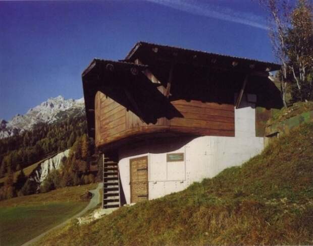 Внешне дома напоминают обыкновенные альпийские шале.