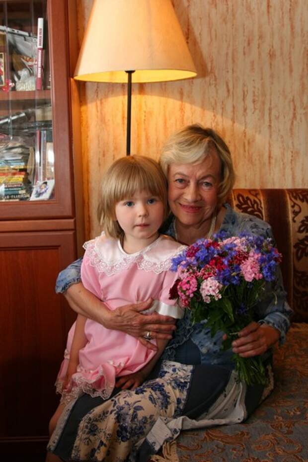 Александра Назарова с внучкой