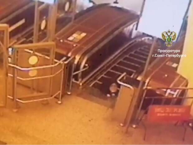 По голове гладил и говорил: «Папа, не плачь». Петербуржец раскрыл подробности падения сына на эскалаторе