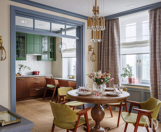 В столовой стулья 1950-х го­дов, люстра тоже винтажная; стол сделан на заказ; посу­да, Chateau de Vаissellе. На заднем плане сделанная на заказ кухня.
