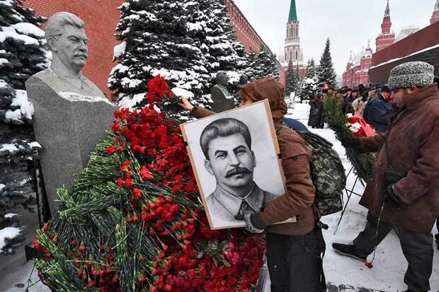 КПРФ возлагает цветы Сталину