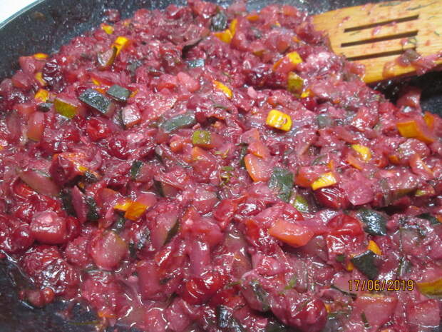 Как я готовлю сочную и мягкую утку с вишней и кабачками. Мясо получается очень нежным: просто тает в рту