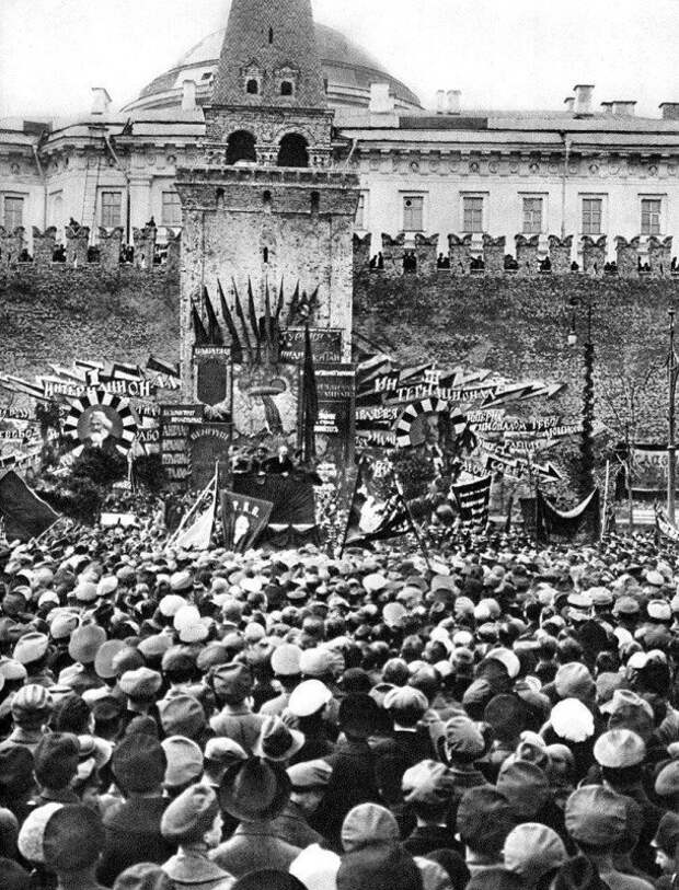 Ещё живой Ленин выступает с трибуны, на месте которой вскоре установят мавзолей, 1 мая 1919 год. история, люди, мир, фото