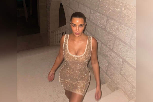 Модель Ким Кардашьян показала фигуру в прозрачном платье в стразах