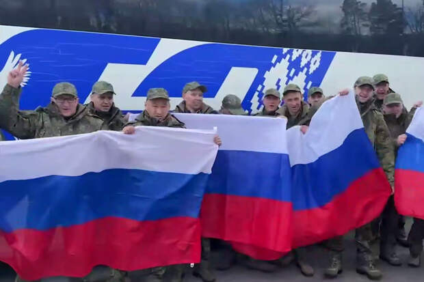 Опубликованы кадры возвращения российских военнослужащих из украинского плена