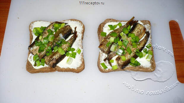 Бутерброды со шпротами и зеленью
